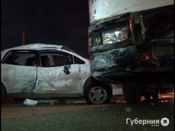 Таксист протаранил автобус 13-го маршрута Таксист протаранил автобус 13-го маршрута