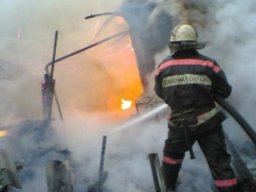 Три пожарных расчета ликвидировали загорание по улице Яблоневой в Хабаровске Три пожарных расчета ликвидировали загорание по улице Яблоневой в Хабаровске