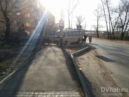 Междугородняя маршрутка влетела в придорожную канаву Междугородняя маршрутка влетела в придорожную канаву