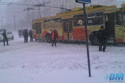 Пассажиры вытолкали застрявший троллейбус Пассажиры вытолкали застрявший троллейбус