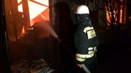 Ночью в Амурске пожарные тушили частное подворье Ночью в Амурске пожарные тушили частное подворье
