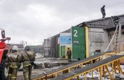 Комсомольские пожарные тушили загорание в ремонтном боксе по улице Базовой Комсомольские пожарные тушили загорание в ремонтном боксе по улице Базовой