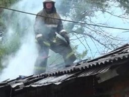 Тушение загорания сразу на двух участках проводили комсомольские пожарные в поселке Чкалова Тушение загорания сразу на двух участках проводили комсомольские пожарные в поселке Чкалова