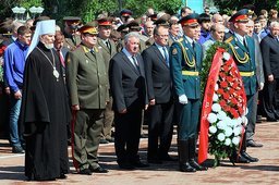 Сергей Щетнев принял участие в церемонии возложении венка и цветов к Вечному огню
