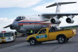 23.08.13 Аэропорт Хабаровск продолжает принимать гуманитарные грузы для жителей затопленных районов Дальнего Востока