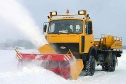 Хабаровские предприятия благоустройства расчищают снег с городских магистралей