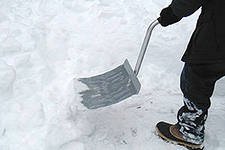 В Хабаровске будут созданы бригады рабочих, которые займутся очисткой тротуаров от снега и наледи