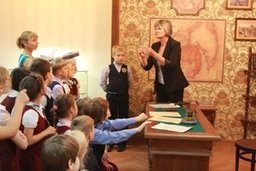Планшетные компьютеры и сертификаты за тягу к знаниям получили хабаровские школьники