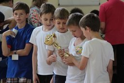 «Малые летние Олимпийские игры» для учащихся младших классов школ Центрального и Северного округов прошли сегодня в Хабаровске на базе спортивного комплекса школы № 33