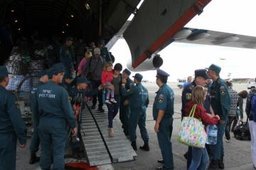 Самолет МЧС России доставил в Хабаровск жителей Украины