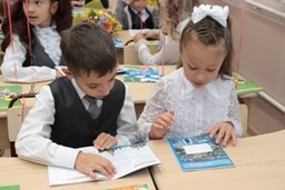 В Хабаровске торжественными линейками в школах открыли новый учебный год