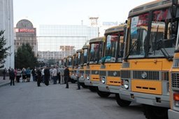 Школьники Хабаровского края и дальневосточной столицы получили в подарок новые автобусы
