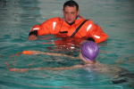 В Хабаровске спасатели научили гимназистов способам спасения на воде