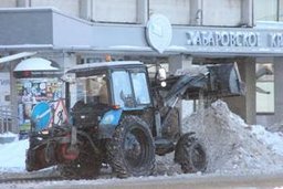 Дорожные службы Хабаровска сражаются со снегопадом