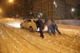 В Хабаровском крае силы и средства МЧС России помогают автомобилистам во время циклона