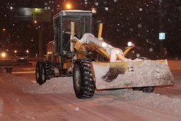 Борьба со снегом идет в Хабаровске в круглосуточном режиме