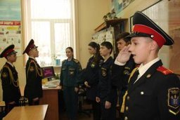 В Хабаровске кадеты МЧС провели урок по тонкому льду в школе имени Федора Ушакова