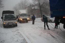 В Хабаровском крае силы и средства МЧС России помогают автомобилистам во время циклона (фото)