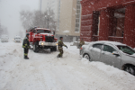 Пожарно-спасательные подразделения оказывают помощь водителям Хабаровска на труднопроходимых участках дорог (фото, видео)