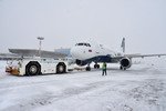 03.12.14 Аэропорт Хабаровск ликвидирует последствия снежного циклона