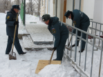 В Хабаровском крае сотрудники МЧС России приняли участие в общекраевом субботнике по уборке снега (фото, видео)