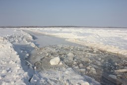 В Хабаровском крае остановлена работа несанкционированной ледовой переправы