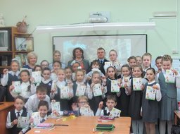 Сотрудники ГИБДД совместно с уполномоченным по правам ребенка в Хабаровском крае организовали акцию «Всем светоотражатель»