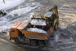 Хабаровские муниципальные предприятия благоустройства и привлеченные организации продолжили работу по расчистке городских дорог от снега минувшей ночью