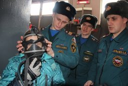 О работе пожарных ученики средней школы № 55 Хабаровска узнали, что называется, «из первых уст»