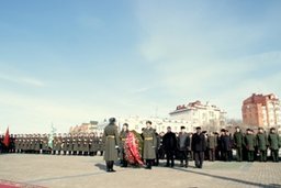 Мэр города Александр Соколов принял участие в торжественной церемонии возложения цветов к стеле героев на площади Славы