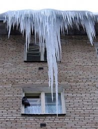 Внимание! Появилась угроза схода снежных и ледяных масс с крыш зданий.