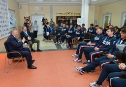 Губернатор края встретился со сборной России по хоккею с мячом
