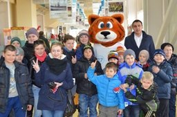 В Хабаровске дети из неблагополучных семей побывали на одной из игр XXXV чемпионата мира по хоккею с мячом