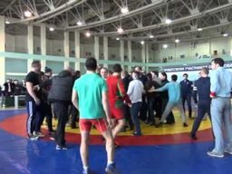 Во время финального боя XVI всероссийского турнира по вольной борьбе зрители...