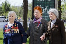 Хабаровские ветераны в честь 70-летия Победы вместе с одним сопровождающим...