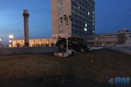 Пьяный водитель снёс парапет на площади Славы