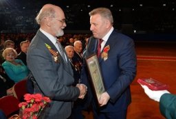 Губернатор Вячеслав Шпорт наградил ветеранов за вклад в патриотическое воспитание молодежи