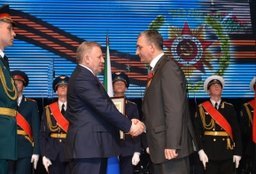 Губернатор Вячеслав Шпорт наградил ветеранов за вклад в патриотическое воспитание молодежи