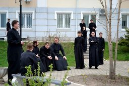 Выпускники Хабаровской духовной семинарии посадили фруктовый сад