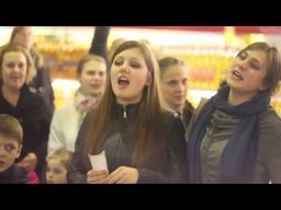В одном из хабаровских супермаркетов несколько десятков покупателей неожиданно запели песни военных лет