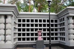 В Хабаровске завершается строительство колумбария на Центральном кладбище