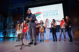 Хабаровские вокалистки заставили Илью Лагутенко отвлечься от смартфона