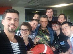 Хабаровские вокалистки заставили Илью Лагутенко отвлечься от смартфона Хабаровские вокалистки заставили Илью Лагутенко отвлечься от смартфона