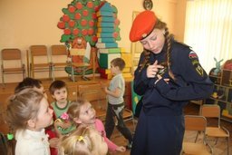 Кадеты школы МЧС провели занятие по правилам безопасного поведения для дошколят детского сада № 5 города Хабаровска