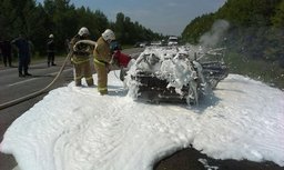 На трассе Хабаровск - Комсомольск сгорел автомобиль