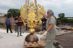 Над Хабаровском вознесся золоченый двуглавый орел