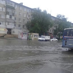 Потоп в Южном районе Хабаровска, причина разлива воды - забилась решетка ливневой канализации