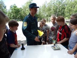 В Хабаровском крае участники детского оздоровительного центра «Олимп» состязались в пожарной эстафете