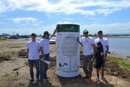 В Хабаровск на берегу Амура установлено 10 бочек для мусора
