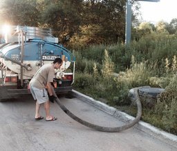 На ул. Синельников ассенизаторские машины регулярно сбрасывают нечистоты